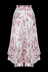 Falda midi de gasa color blanco con estampado floral en tonos rosados y rojizos. Tiene cintura elastizada y doble capa de volados en el ruedo.