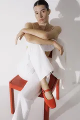 Zapato estilo Mary Jane color marrón, de cuero, con punta redondeada y tira sobre el empeine con hebilla.