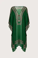 Kaftán largo verde oscuro con patrón geométrico en rosa y blanco, semi-traslúcido, con mangas amplias y escote en V con aplique central.