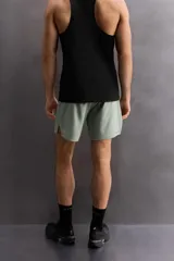 Shorts deportivos color verde claro confeccionados en tejido técnico ligero y elástico. Cuentan con cintura elástica ajustable con cordón interior, bolsillos frontales, bolsillo trasero de seguridad con cierre de cremallera, bajo con acabado termofijado y aberturas laterales. Detalle de logo estampado en la pierna. Largo interior de pierna: 17 cm. Tejido Quick Dry nivel 2. Zara Athleticz.