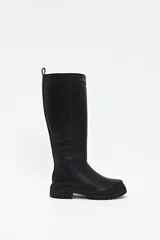 Bota de cuero negro, con diseño liso y caña alta.