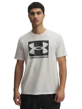 Remera color arena de Under Armour, con logo de la marca estampado en el pecho con patrón de camuflaje.