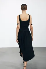 Vestido midi rojo de escote cuadrado y tirantes anchos. Detalle de bajo redondeado en tejido combinado a tono.