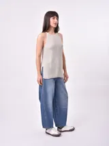 Musculosa blanca de tejido de punto con cuello halter y espalda descubierta.