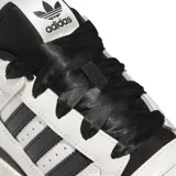 Zapatillas Adidas Forum Low CL, color blanco con detalles en negro, incluyendo las tres tiras laterales, el logo y los cordones.