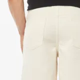 Bermudas color crema con cintura elástica y cordones ajustables.