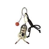 Llavero con dije de zapatilla deportiva color beige y marrón, pelota de básquet naranja y cordón marrón.