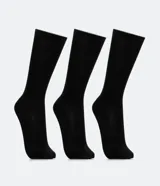 Kit de tres pares de medias de vestir lisas, confeccionadas en poliamida. Incluye un par color piel, un par negro y un par gris oscuro.