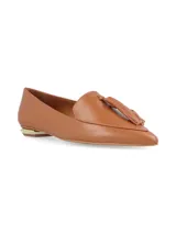 Zapato semi-formal y elegante en color tostado, confeccionado en cuero con taco dorado mate.