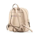 Mochila grande color beige con textura símil cuero con relieve. Tiene un compartimento principal con cierre, un bolsillo interno con cierre y dos abiertos, un bolsillo externo con cierre, correa fija y herrajes plateados.