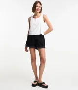 Musculosa negra de gamuza lisa con cuello redondo y sisas anchas.