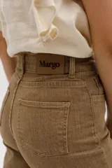 Pantalón jean wide leg de tiro alto, color azul denim, con ruedo desflecado y bolsillos delanteros y traseros.