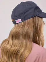 Gorra de lona lavada color azul con bordado frontal de la marca Rusty Australia.