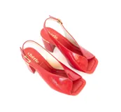 Zapato de charol rojo con escote en el empeine y taco cuadrado.