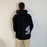 Canguro marrón con capucha, corte oversize, bolsillo tipo canguro y puños ajustados.