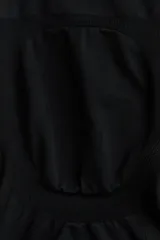 Culotte de tiro alto, color negro, de tejido liso y sin costuras visibles, diseñado para efecto moldeador en cintura y caderas, y efecto push-up en glúteos.