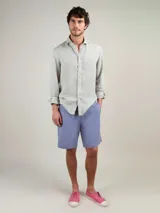 Camisa blanca de lino con corte regular fit, cuello italiano, cierre con botones, manga larga y logo bordado en el pecho.