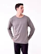Remera de manga larga color gris con cuello redondo.