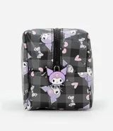Neceser rectangular mediano con cierre de cremallera, estampado a cuadros grises y negros con diseño de Kuromi, moños, corazones y cerezas.