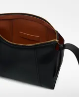 Bandolera mediana de poliuretano color negro, con interior a contraste, un compartimento y cierre de cremallera. Tiene asa larga regulable con hebilla metálica y logo grabado.