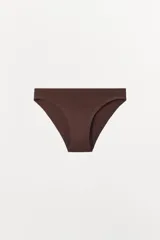 Braguita clásica color marrón confeccionada en modal con cintura elástica.