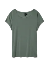 Remera verde militar de corte recto, cuello redondo y mangas cortas.