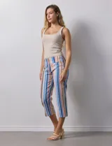 Pantalón capri de gabardina elastizada estampada, marca Zac & Rachel. Con pretina ancha elastizada.
