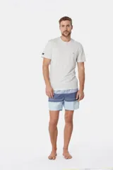 Short de baño de microfibra con rayas horizontales en tonos celeste y azul.