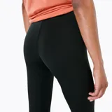Calza larga de mujer color negro, marca Merrell, ideal para trail running. Confeccionada en poliéster y elastano, con cintura alta, cordón interior, bolsillo interior oculto y elasticidad bidireccional.