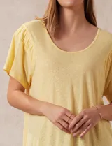 Remera amarilla de lino y poliéster, manga corta con fruncido en los hombros y escote redondo.