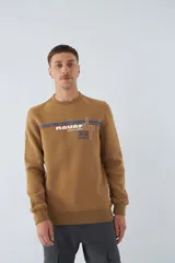 Buzo gris melange de algodón con cuello redondo, puños y cintura acanalados. Estampado frontal con el logo de la marca.