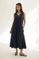 Vestido midi azul marino, de corte suelto, con escote en V y breteles anchos.