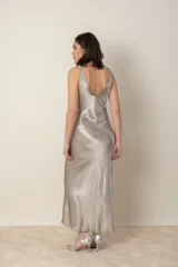 Vestido largo negro de satén con breteles finos y escote en V.