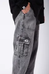 Pantalón jean celeste de corte ancho con bolsillos cargo laterales.