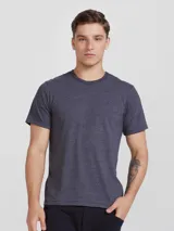 Camiseta de manga corta color gris oscuro, corte slim fit.
