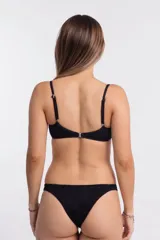 Top de bikini negro con textura, de corte recto y escote cuadrado, con tirantes finos ajustables.