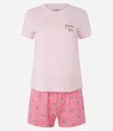 Conjunto de pijama short doll color rosa, compuesto por una remera de manga corta con estampado de texto y un short con estampado de flores.