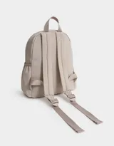 Mochila negra acolchada de tela deportiva con bolsillo frontal con cierre y tirador de goma, correas regulables, manija superior, cierre superior, bolsillos laterales y etiqueta de metal.