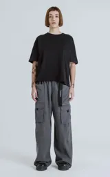 Pantalón cargo gris grafito de corte ancho, con cintura elástica ajustable con hebilla y múltiples bolsillos.