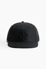 Gorra negra con logo bordado en el frente, de visera plana y cierre ajustable en la parte posterior.