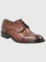 Zapato de vestir acordonado color marrón, con detalles de perforaciones y suela de cuero y goma.
