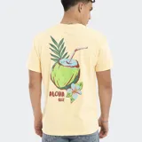 Remera amarilla de corte oversize con estampado frontal de la marca Reef y motivos playeros.