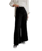 Pantalón de terciopelo texturizado negro, con tiro alto y pierna ancha.