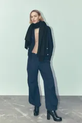 Bufanda rectangular color negro.