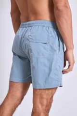Short de baño celeste con cintura elástica y cordón ajustable.