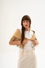 Chal de cuero color beige con flecos.