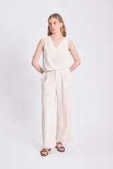 Top color crudo sin mangas con escote en V.