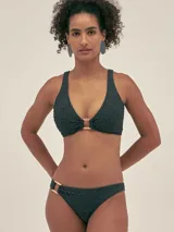 Top de bikini negro con escote en V y aro metálico dorado en el centro.