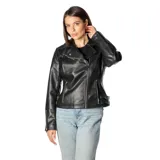 Campera negra de cuero sintético con cierre asimétrico, cuello solapa con botones a presión, dos bolsillos frontales con cierre y herrajes plateados.