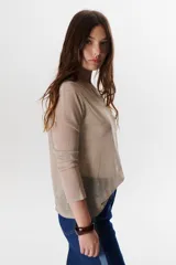 Sweater beige de tejido de punto calado, con mangas largas y cuello redondo. Confeccionado en viscosa y poliéster.